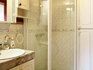 een badkamer met een douche en een wastafel bij Five-Bedroom Holiday home in Masfjordnes in Masfjorden