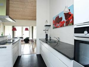 cocina con fregadero y encimera en 8 person holiday home in Hals en Hals