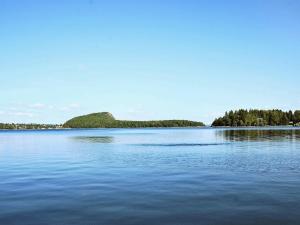 una isla en medio de un gran cuerpo de agua en 6 person holiday home in HEN N, en Sundsandvik