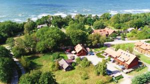 una vista aérea de un pequeño pueblo junto al agua en Karkle Beach Apartments, en Karklė