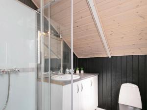 Koupelna v ubytování 4 person holiday home in Oksbøl-By Traum