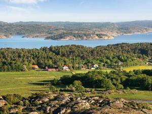 una vista aérea de un campo y un lago en 5 person holiday home in VAREKIL en Varekil