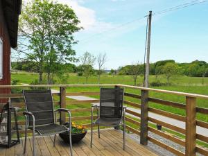 twee stoelen op een terras met uitzicht op een veld bij 5 person holiday home in VAREKIL in Varekil