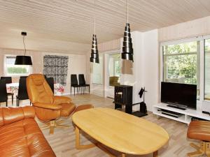 uma sala de estar com um sofá e uma mesa em 6 person holiday home in Hemmet em Hemmet
