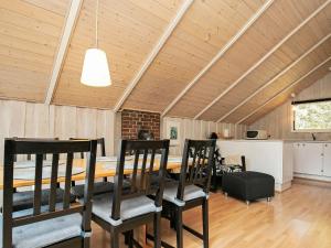 Kuchyň nebo kuchyňský kout v ubytování 4 person holiday home in Oksbøl-By Traum