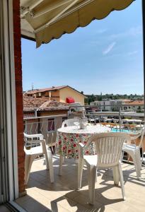 バルドリーノにあるSWEET IRENE Deluxeの景色を望むバルコニー(テーブル、椅子付)