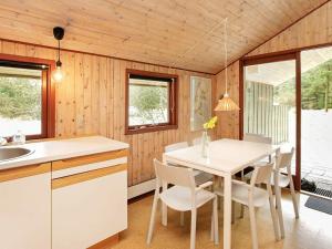Mosevråにある6 person holiday home in Oksb lのキッチン、ダイニングルーム(テーブル、椅子付)