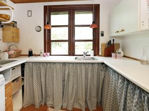 cocina con fregadero y ventana en 6 person holiday home in Blokhus, en Blokhus