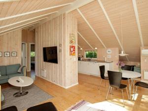 エスビャウにある5 person holiday home in Esbjerg Vのリビングルーム(テーブル、椅子付)、キッチン