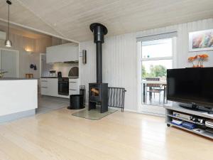Spodsbjergにある8 person holiday home in Rudk bingのリビングルーム(暖炉、テレビ付)