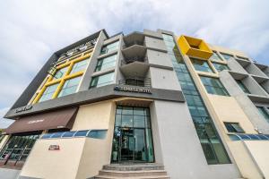 un edificio con un cubo amarillo encima en Sunrise Hotel Jungmun Branch en Seogwipo