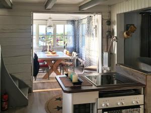 Kuchyň nebo kuchyňský kout v ubytování 6 person holiday home in Bjarkøy