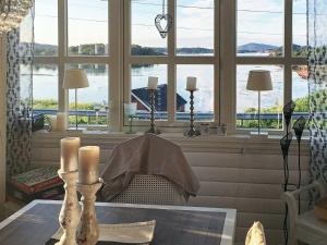 Posezení v ubytování 6 person holiday home in Bjarkøy