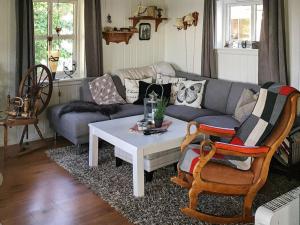 Posezení v ubytování 6 person holiday home in Bjarkøy