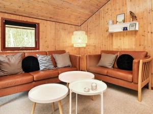 Mosevråにある6 person holiday home in Oksb lのリビングルーム(ソファ、テーブル2台付)