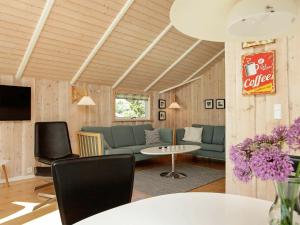 sala de estar con sofá y mesa en 5 person holiday home in Esbjerg V, en Esbjerg