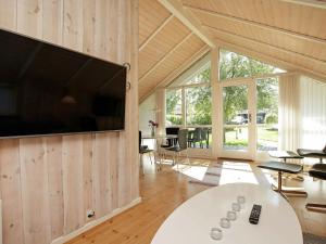 sala de estar con TV de pantalla plana grande en la pared en 5 person holiday home in Esbjerg V, en Esbjerg