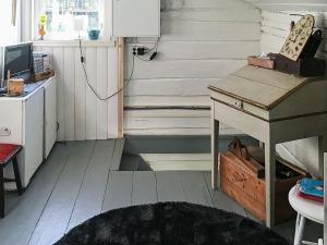 TV a/nebo společenská místnost v ubytování 6 person holiday home in Bjarkøy