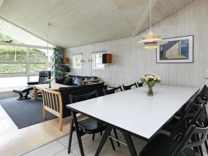 Spodsbjergにある8 person holiday home in Rudk bingのダイニングルーム、リビングルーム(テーブル、椅子付)