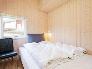 un grande letto bianco in una stanza con finestra di 6 person holiday home in Tranek r a Tranekær