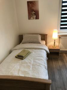 um quarto com uma cama, um candeeiro e uma janela em Velbert Gartenstrasse em Velbert