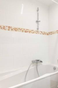 Ένα μπάνιο στο Paris City - Spacious 3 rooms flat for families - 3 minutes from metro station