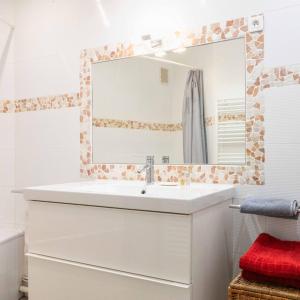 Ένα μπάνιο στο Paris City - Spacious 3 rooms flat for families - 3 minutes from metro station