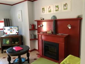 sala de estar con chimenea y TV en B&B op Landgoed Koepeltjesplaats en Gaast