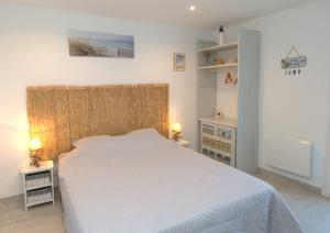 ein Schlafzimmer mit einem weißen Bett und zwei Lampen in der Unterkunft Domaine de la Clotte in Roquefort-des-Corbières