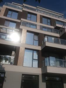 um edifício de apartamentos com muitas janelas em Лукс апартамент Алекс em Blagoevgrad