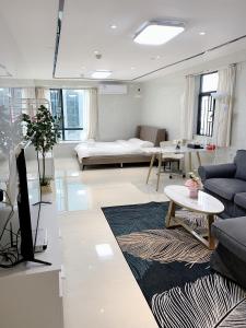 - un salon avec un canapé et une table dans l'établissement Po Si Zhineng Apartment, à Zhongshan