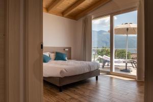 Schlafzimmer mit einem Bett und Blick auf einen Innenhof in der Unterkunft BORGO BEATRICE in Tignale