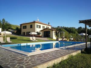 una gran piscina frente a una casa en Tenuta MonteOliveto - Romantic Cottage - Agriturismo nelle Langhe, en Vesime
