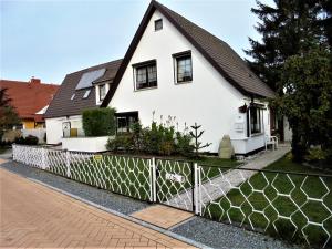 ツィングストにあるFerienwohnungen/Ferienzimmer Seidelの白い家
