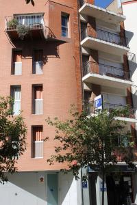 ein Apartmenthaus mit Balkon an der Seite in der Unterkunft Hostal Cal Siles in El Prat de Llobregat