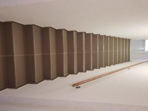 una fila de paredes marrones en una habitación en FeWo Louise, en Kinderbeuern