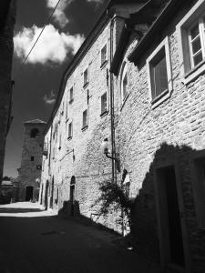czarno-białe zdjęcie ceglanego budynku w obiekcie Dimora Storico Romantica Il Sole E La Luna w mieście Cerretto Langhe