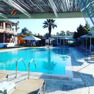 A piscina localizada em Sausan Hotel ou nos arredores