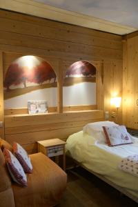 Un pat sau paturi într-o cameră la Chalet La Becca