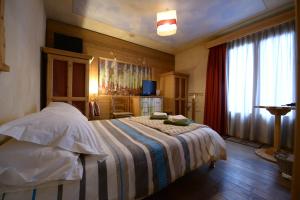 Un pat sau paturi într-o cameră la Chalet La Becca