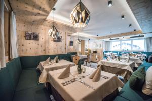 A restaurant or other place to eat at Vitaurina Royal Hotel