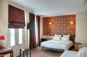 מיטה או מיטות בחדר ב-Hôtel de la Motte Picquet