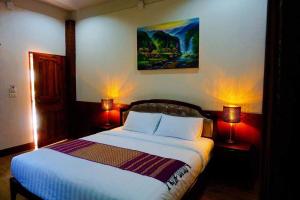 Postel nebo postele na pokoji v ubytování Punyin Hotel Inthanon -ปั้นหยิ่น โฮเทล