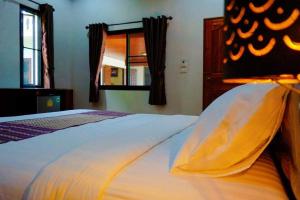 Postel nebo postele na pokoji v ubytování Punyin Hotel Inthanon -ปั้นหยิ่น โฮเทล
