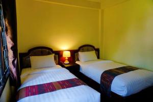 Postel nebo postele na pokoji v ubytování Punyin Hotel Inthanon -ปั้นหยิ่น โฮเทล