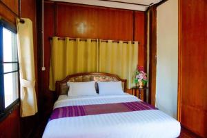 Postel nebo postele na pokoji v ubytování Punyin Hotel Inthanon -ปั้นหยิ่น โฮเทล