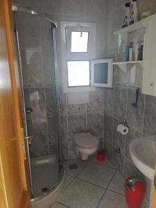 łazienka z prysznicem, toaletą i umywalką w obiekcie Casa Hibiscus sehr schönes Appartment zum relaxen w mieście Costa Calma