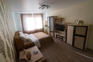 Habitación de hotel con cama y TV en PaulMarie Apartments on Zaslonova Street 70, en Soligorsk
