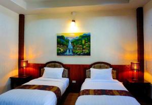 Postel nebo postele na pokoji v ubytování Punyin Hotel Inthanon -ปั้นหยิ่น โฮเทล