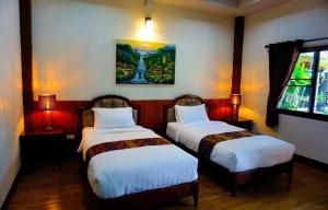 Postel nebo postele na pokoji v ubytování Punyin Hotel Inthanon -ปั้นหยิ่น โฮเทล